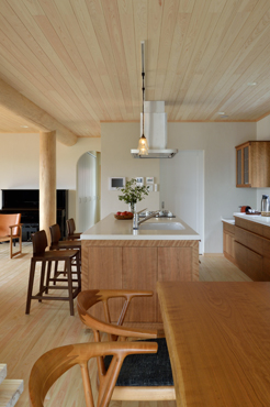「快適さをもたらす木材のある生活　-無垢材家具で健康に-」